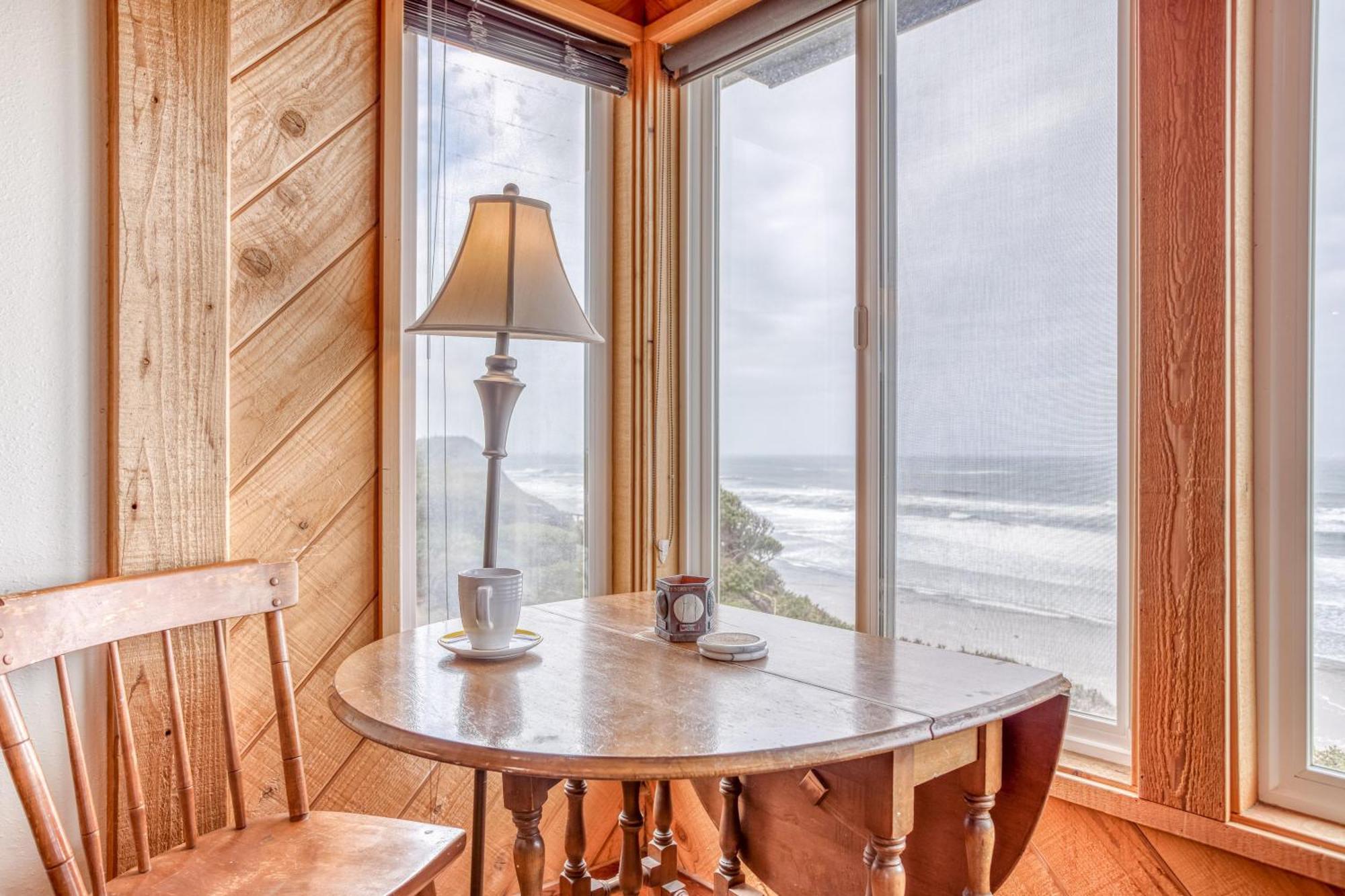 Above The Beach Lincoln City Exterior photo